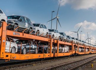 Volvo cuts 75% of its emissions by switching to trains to transport new cars Volvo truck swap