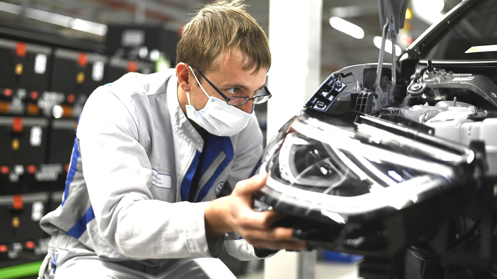 Volkswagen resumes production ID3 headlights