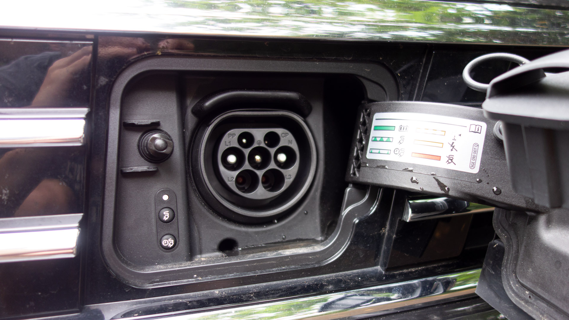 Volkswagen Passat Estate GTE charging