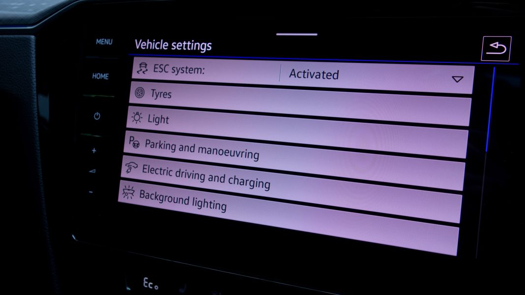 Volkswagen Passat Estate GTE menus