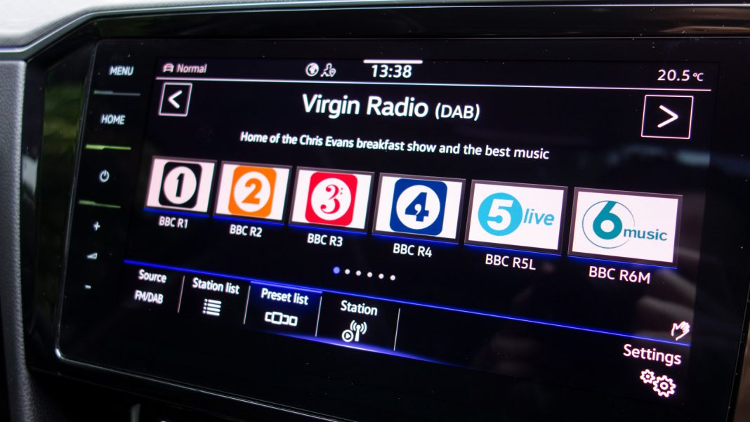 Volkswagen Passat Estate GTE radio