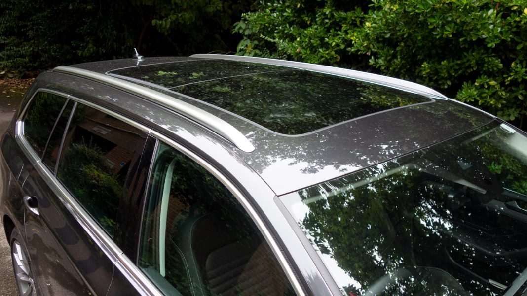 Volkswagen Passat Estate GTE roof