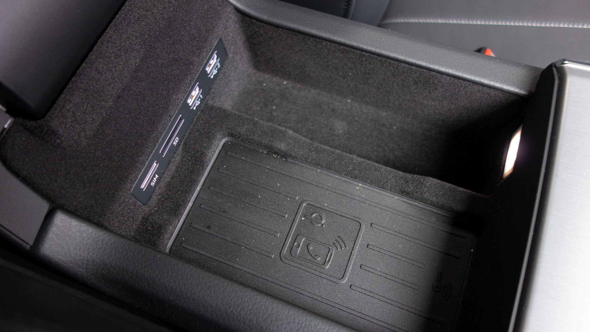 Audi A7 TFSIe centre console storage