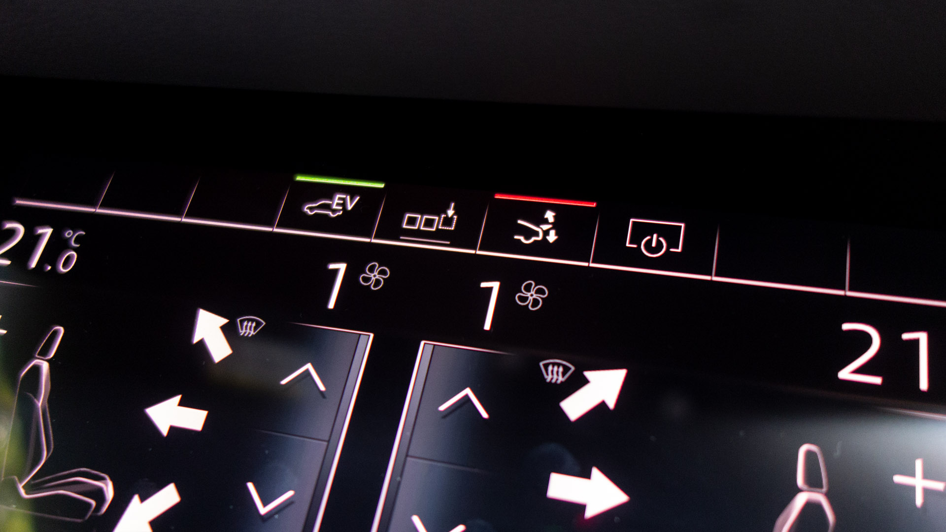 Audi A7 TFSIe spoiler button