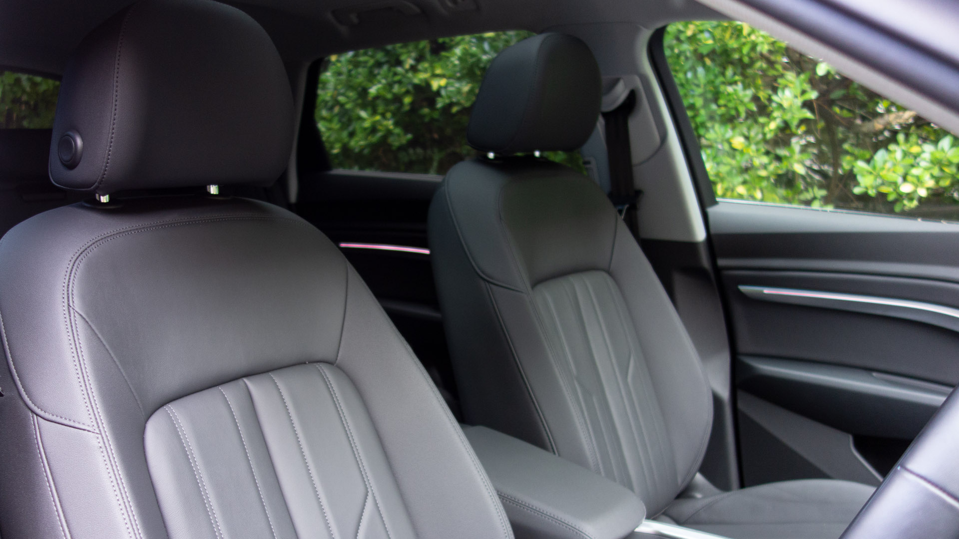 Audi e-tron front seats
