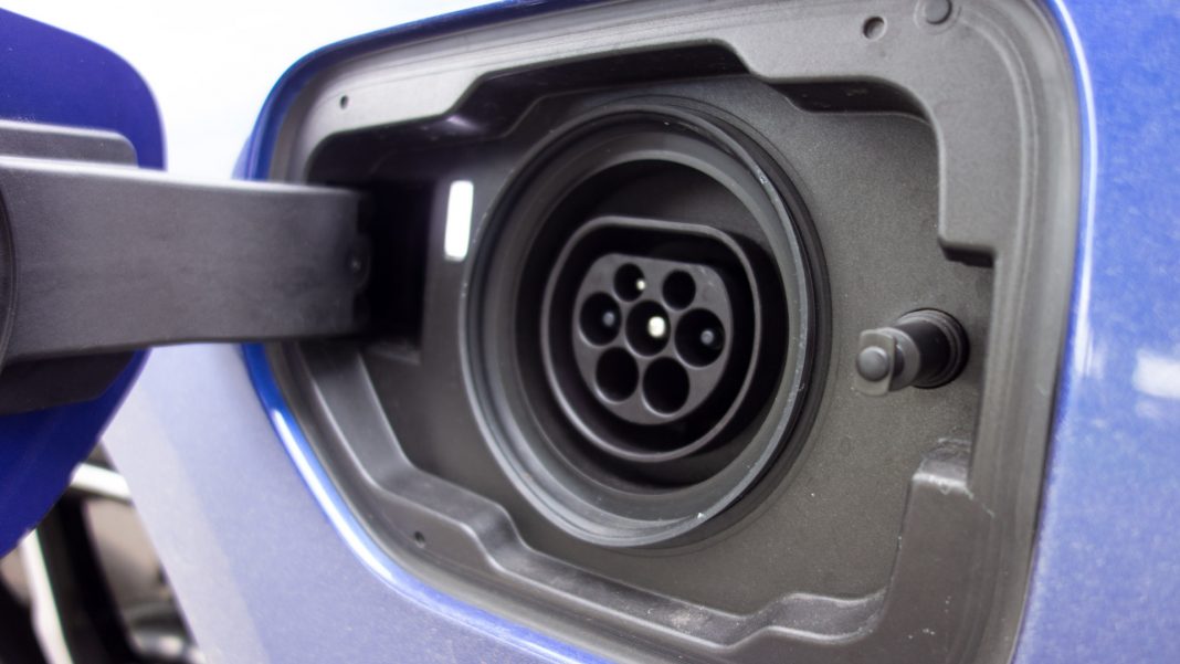 BMW 330e M Sport Touring charger