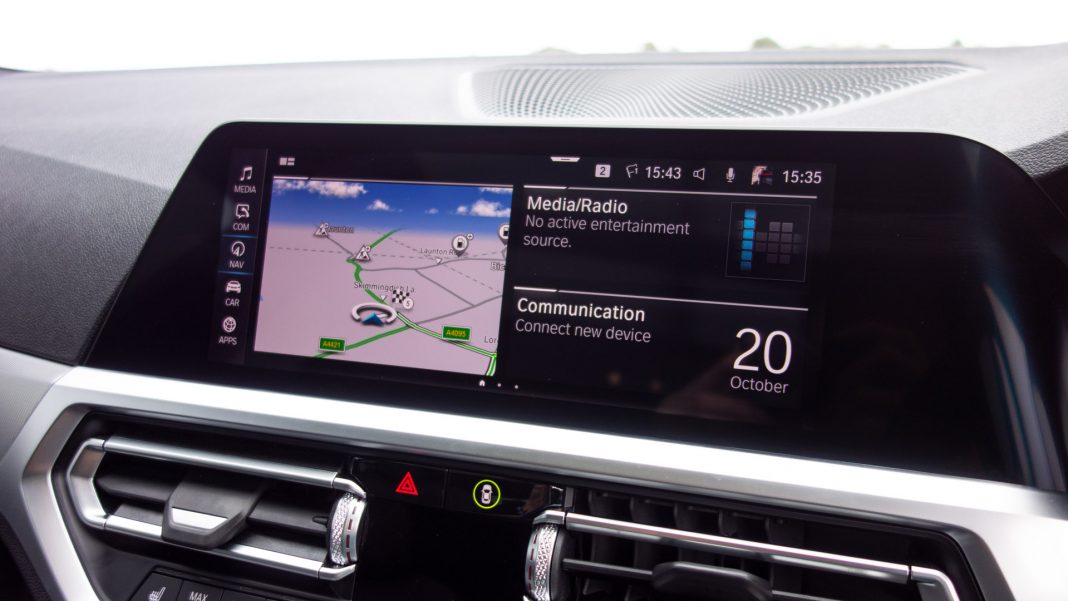 BMW 330e M Sport Touring screen