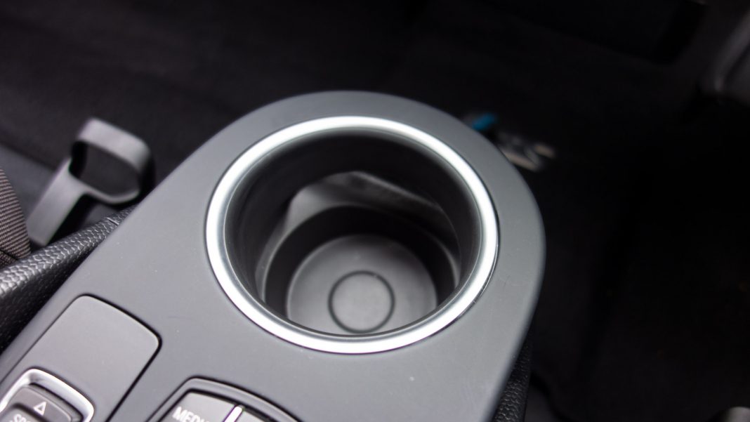 BMW i3s 120Ah cupholder