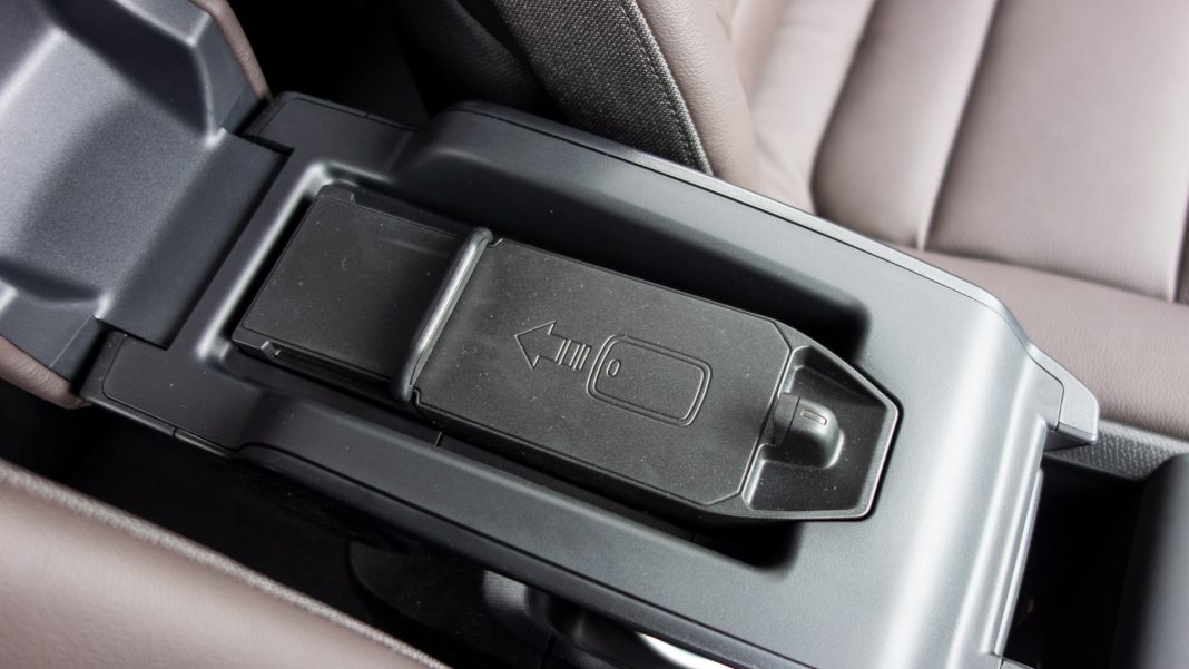 BMW i3s 120Ah phone charger