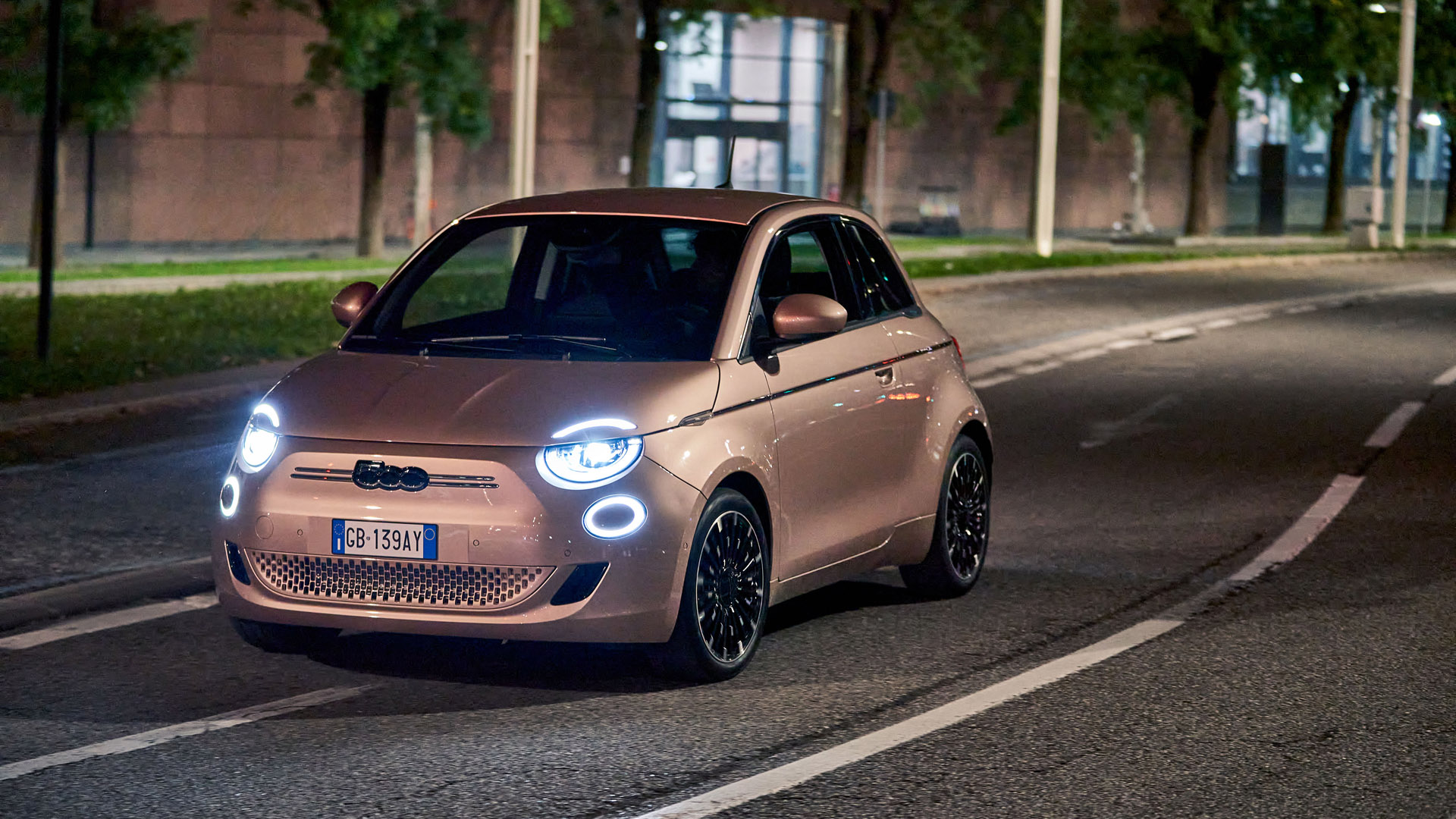 Fiat 500 Electric driving