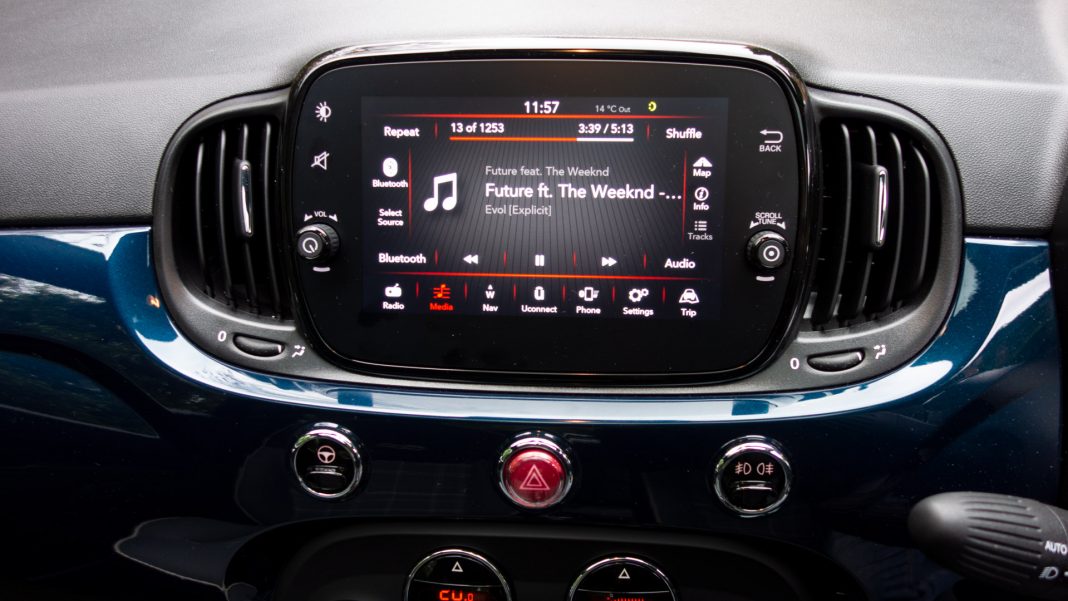 Fiat 500 Hybrid display