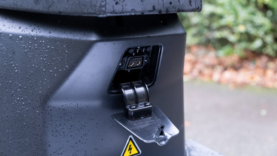 Sunra Robo-S charging port