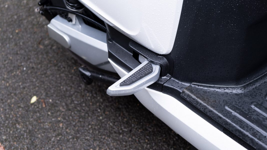 Sunra Robo-S rear seat legs