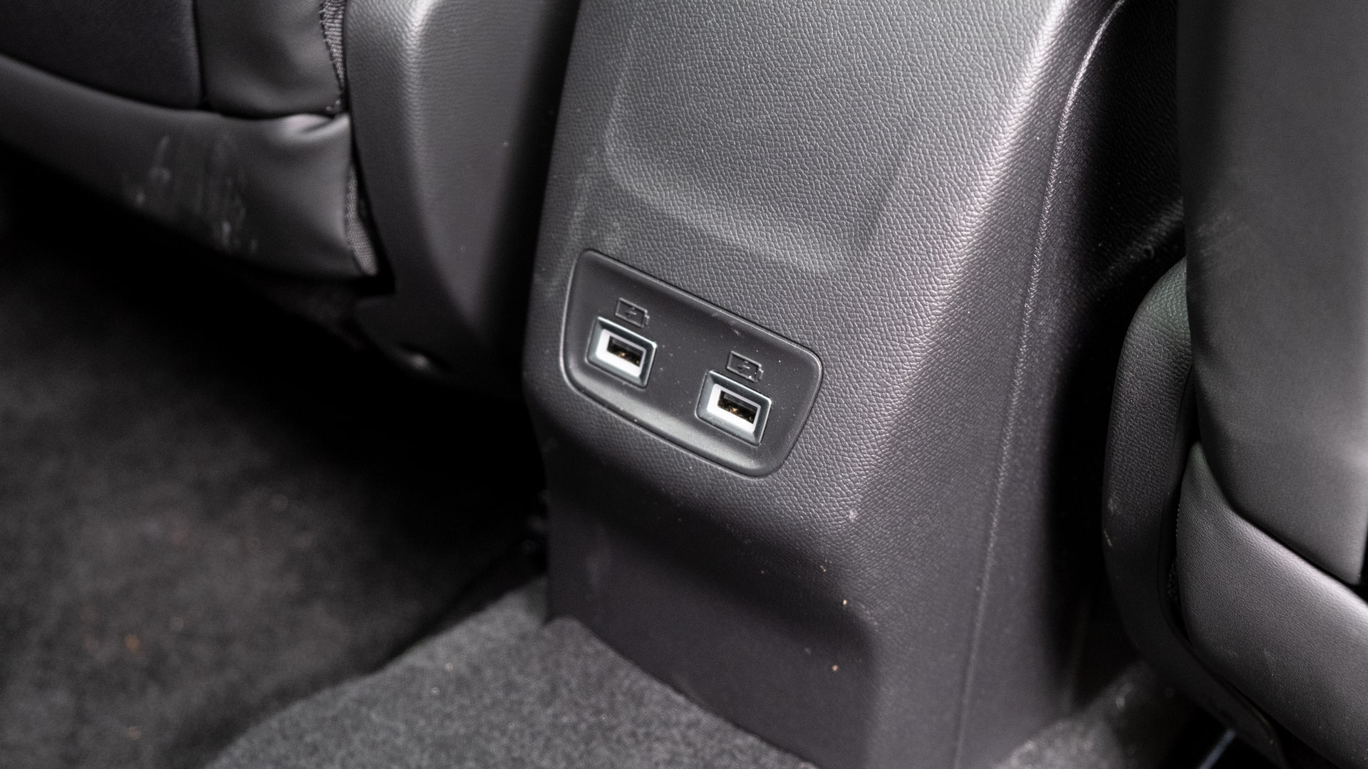Peugeot e-2008 USB