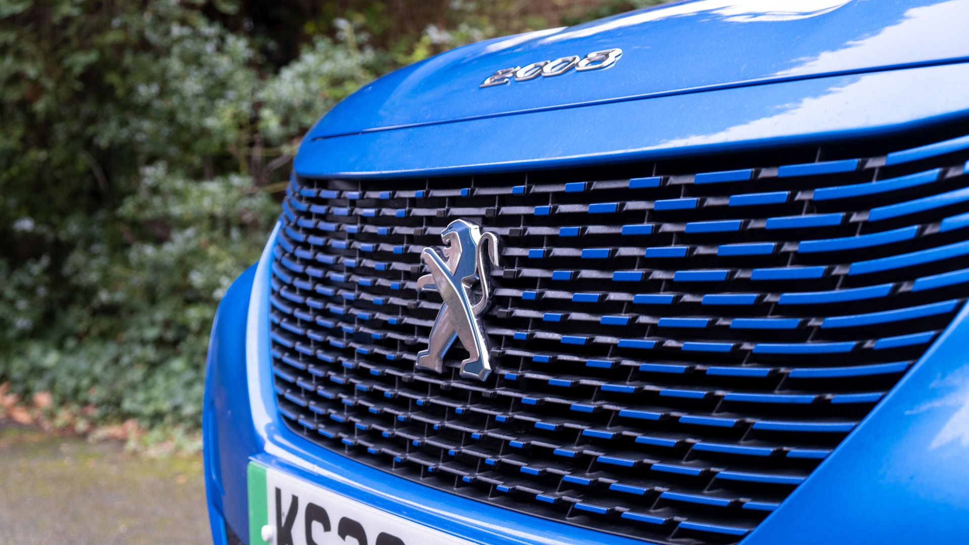 Peugeot e-2008 badge