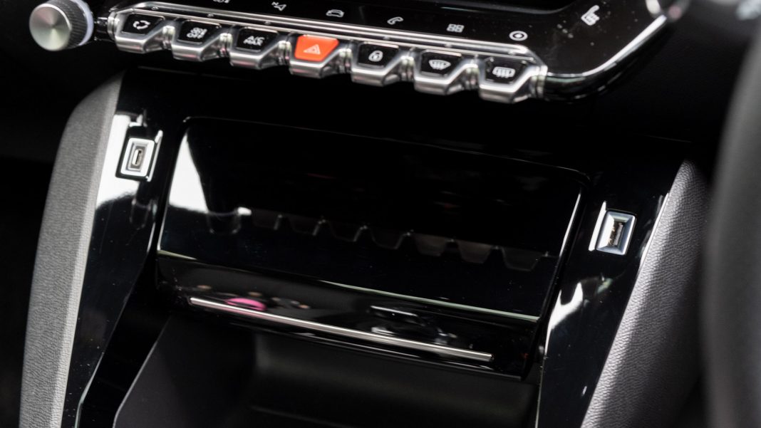 Peugeot e-2008 charging pad lid