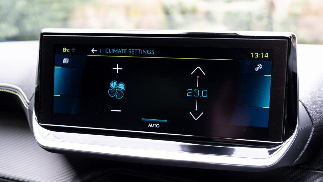 Peugeot e-2008 display