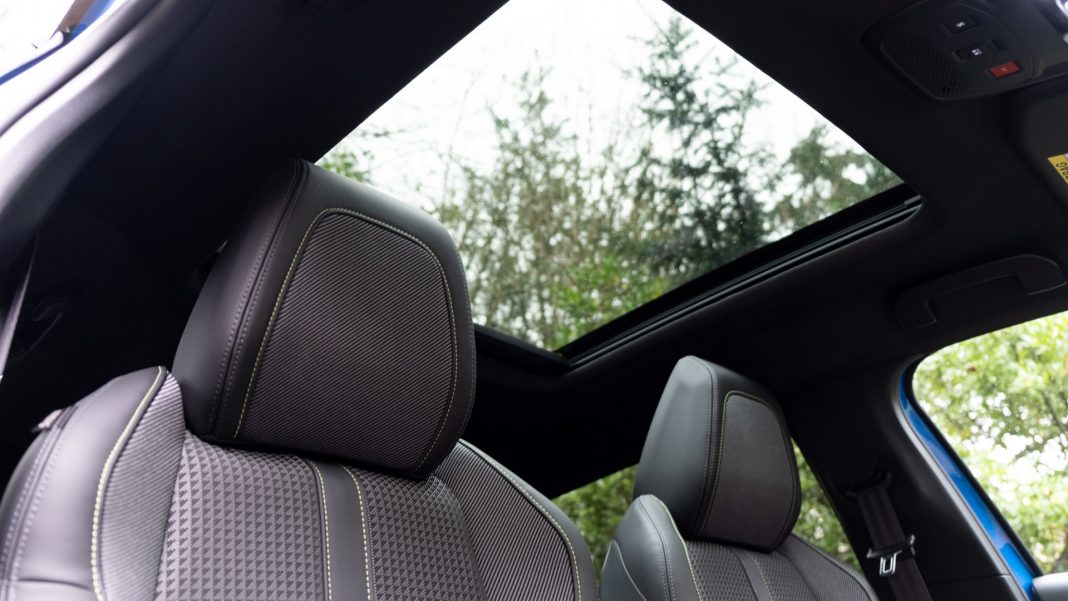 Peugeot e-2008 sunroof
