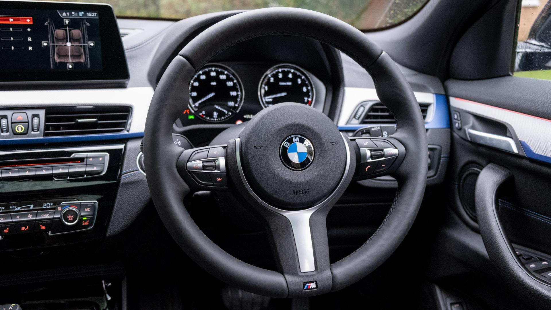 BMW X2 xDrive25e cabin wheel