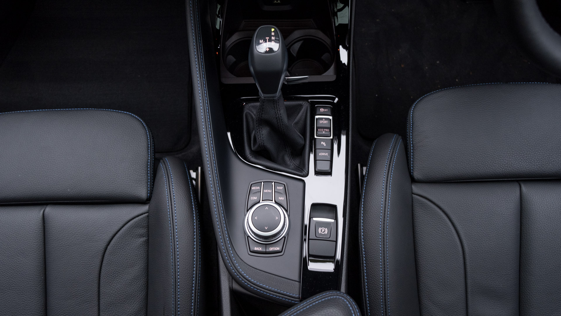 BMW X2 xDrive25e centre console