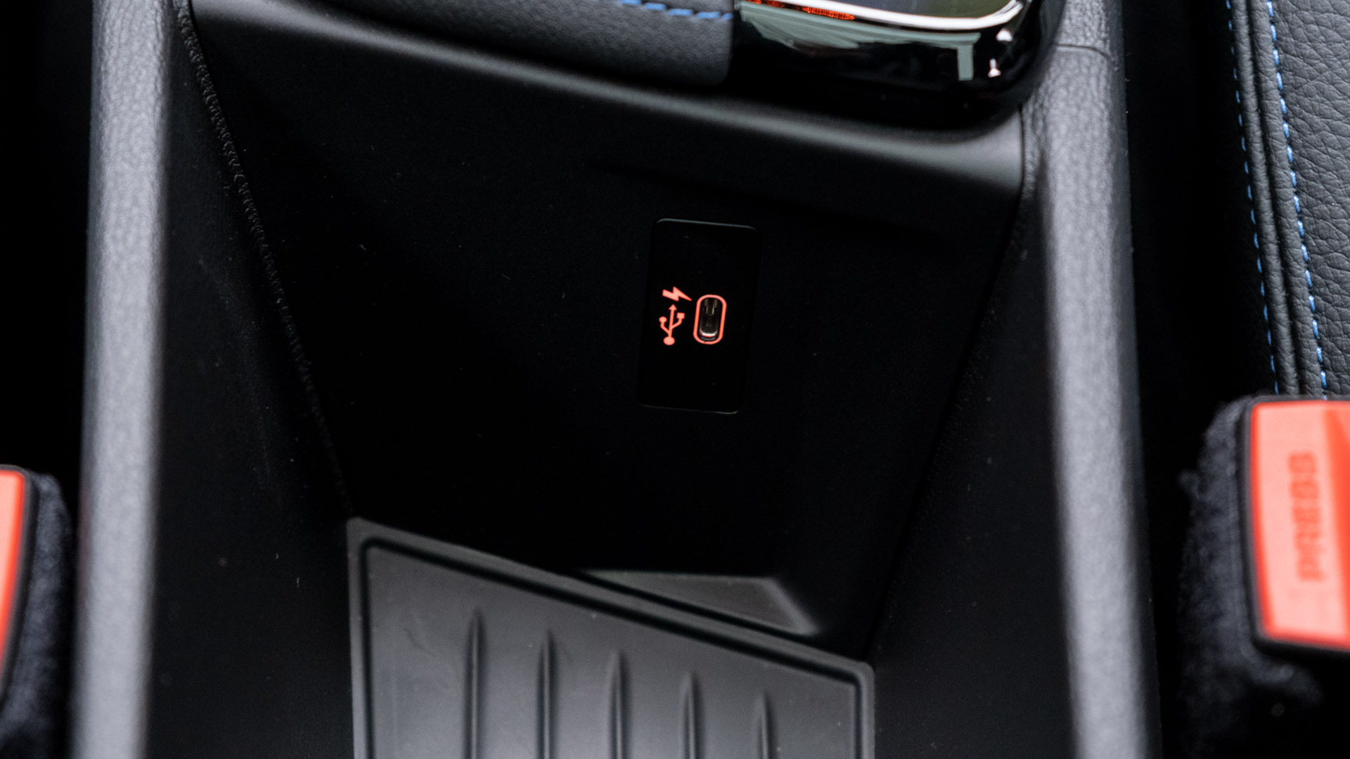 BMW X2 xDrive25e front USB