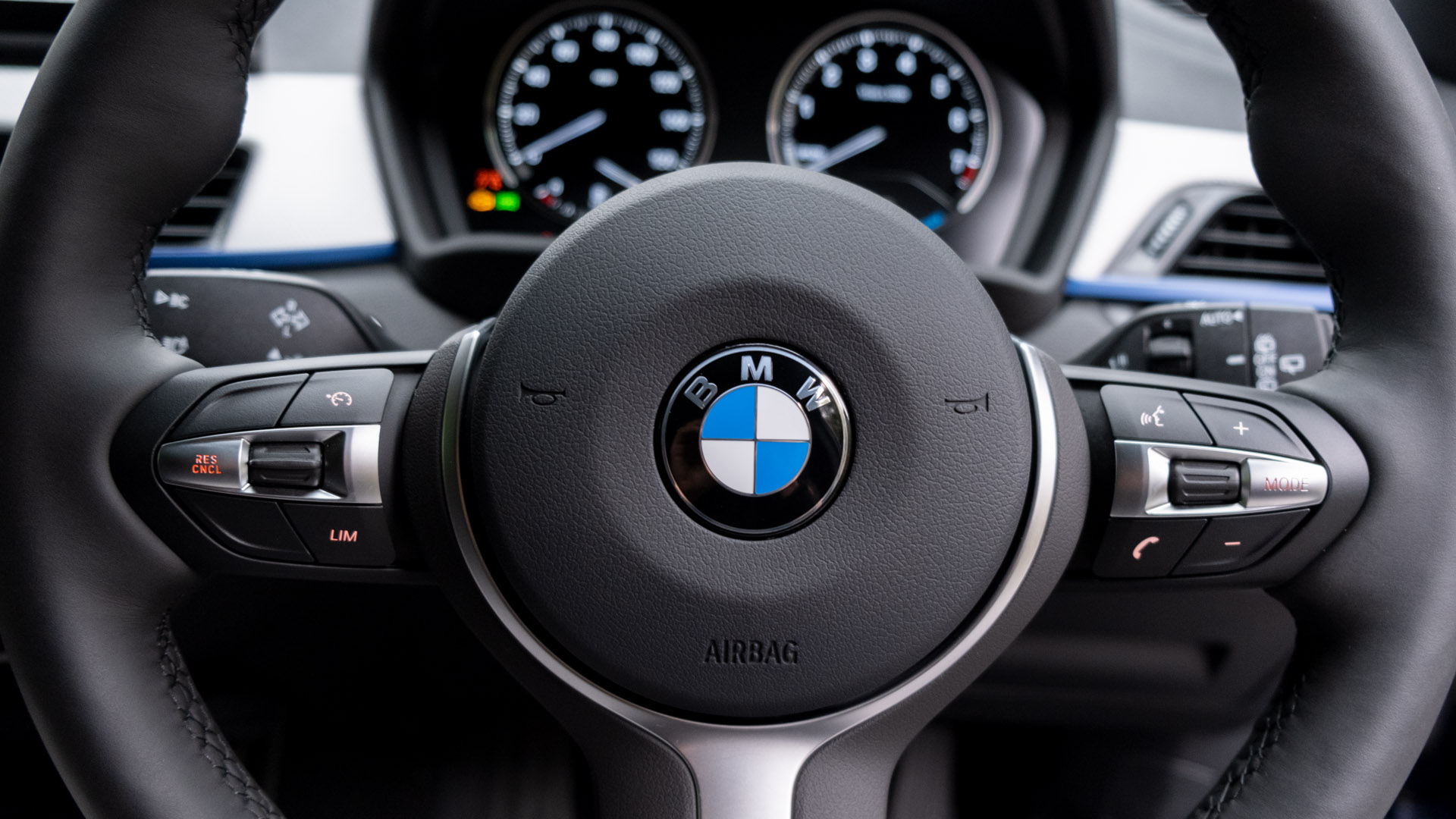 BMW X2 xDrive25e steering wheel