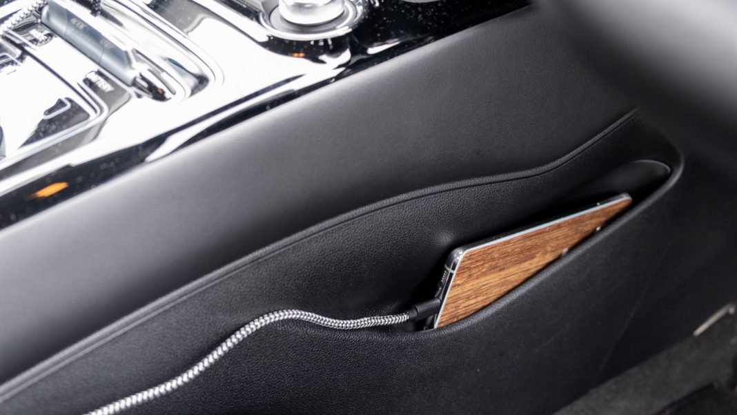 MG5 EV phone placement