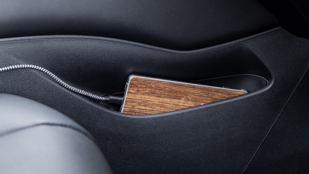 MG5 EV phone plugged in