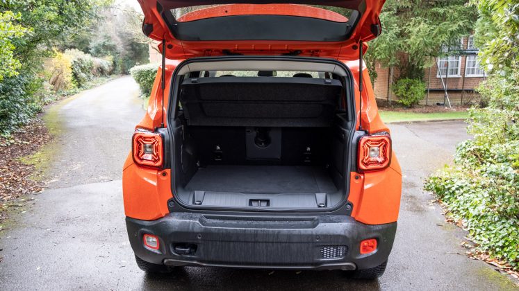 Jeep Renegade 4xe boot
