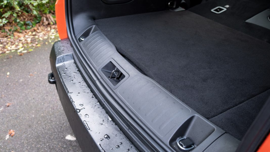 Jeep Renegade 4xe boot lip