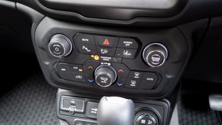 Jeep Renegade 4xe climate controls