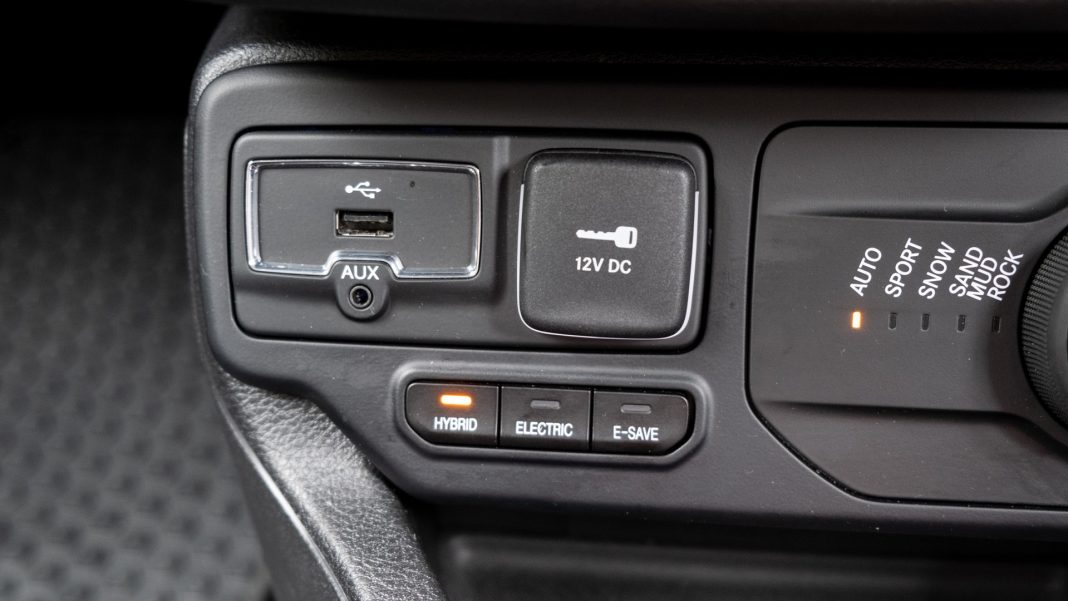 Jeep Renegade 4xe front USB