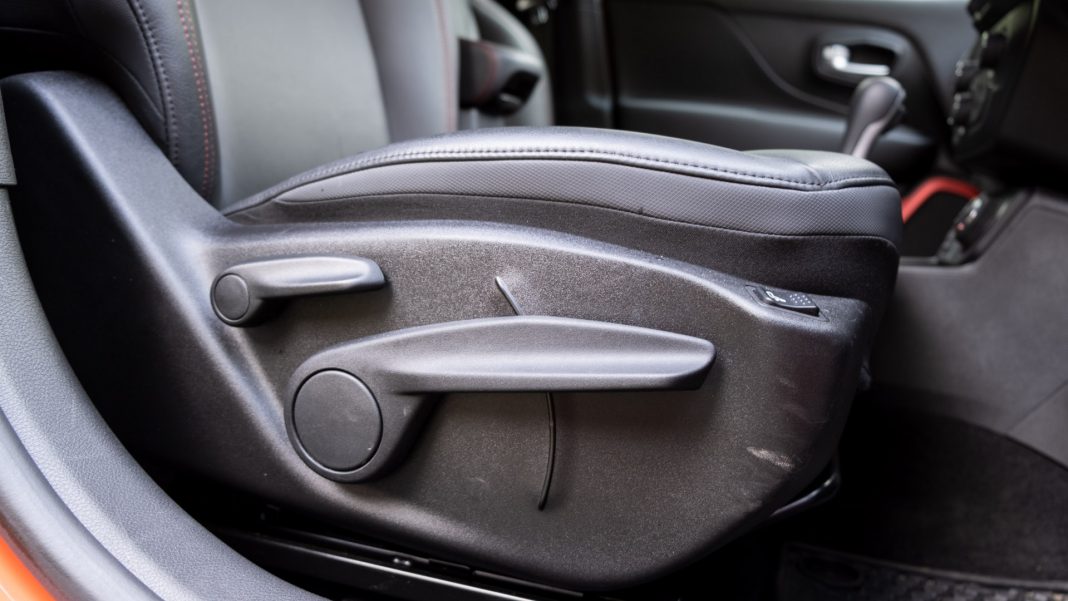 Jeep Renegade 4xe front seat adjustment