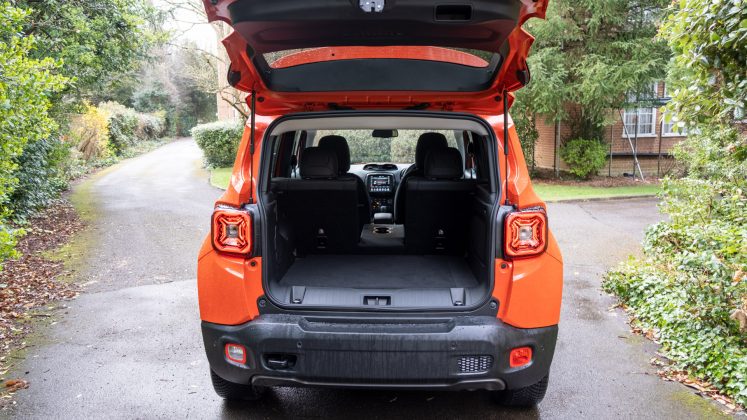 Jeep Renegade 4xe middle seat down