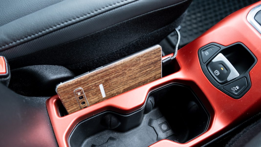 Jeep Renegade 4xe phone storage