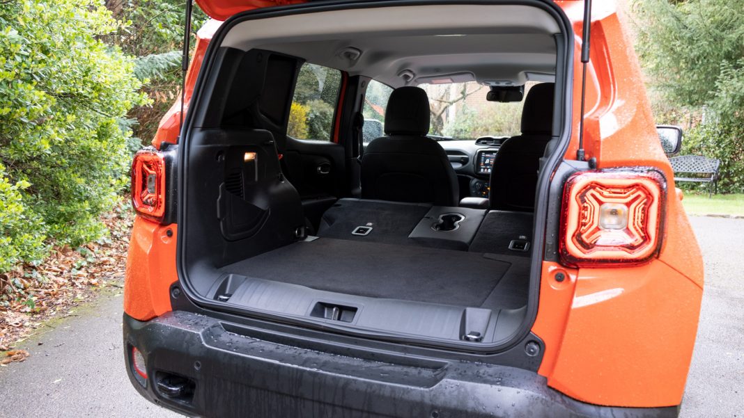 Jeep Renegade 4xe seat down