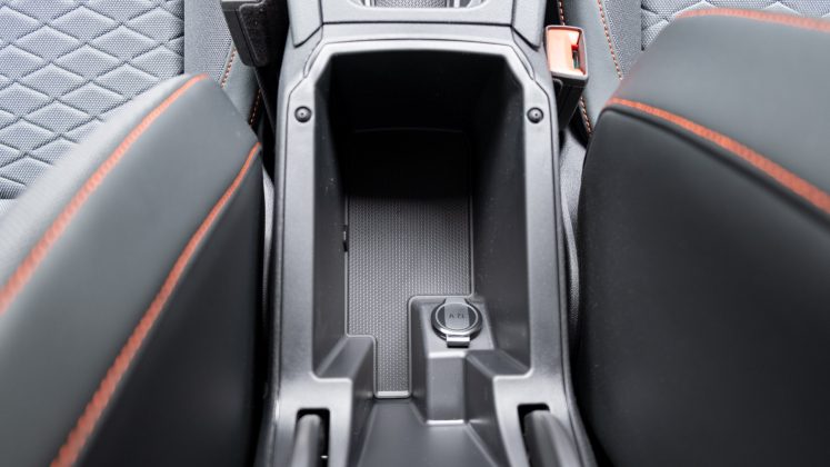Seat Leon e-Hybrid armrest