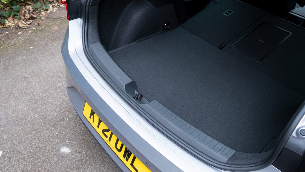 Seat Leon e-Hybrid boot lip