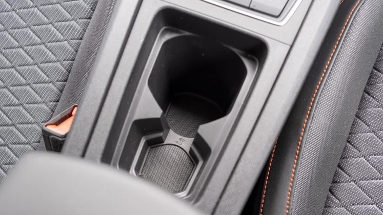 Seat Leon e-Hybrid cupholders