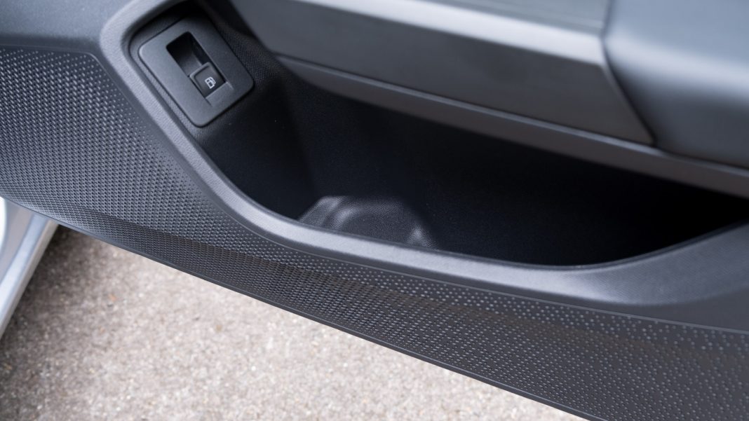 Seat Leon e-Hybrid front door compartment