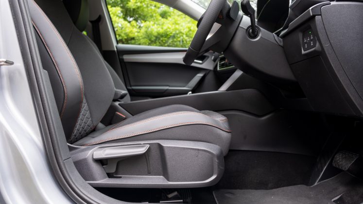 Seat Leon e-Hybrid front seat