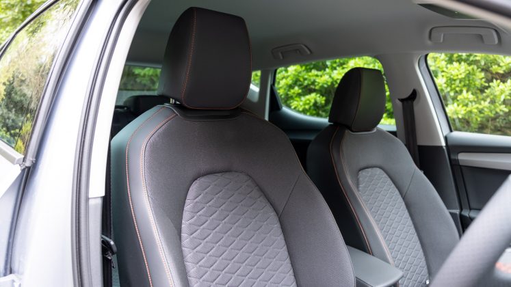 Seat Leon e-Hybrid front seats