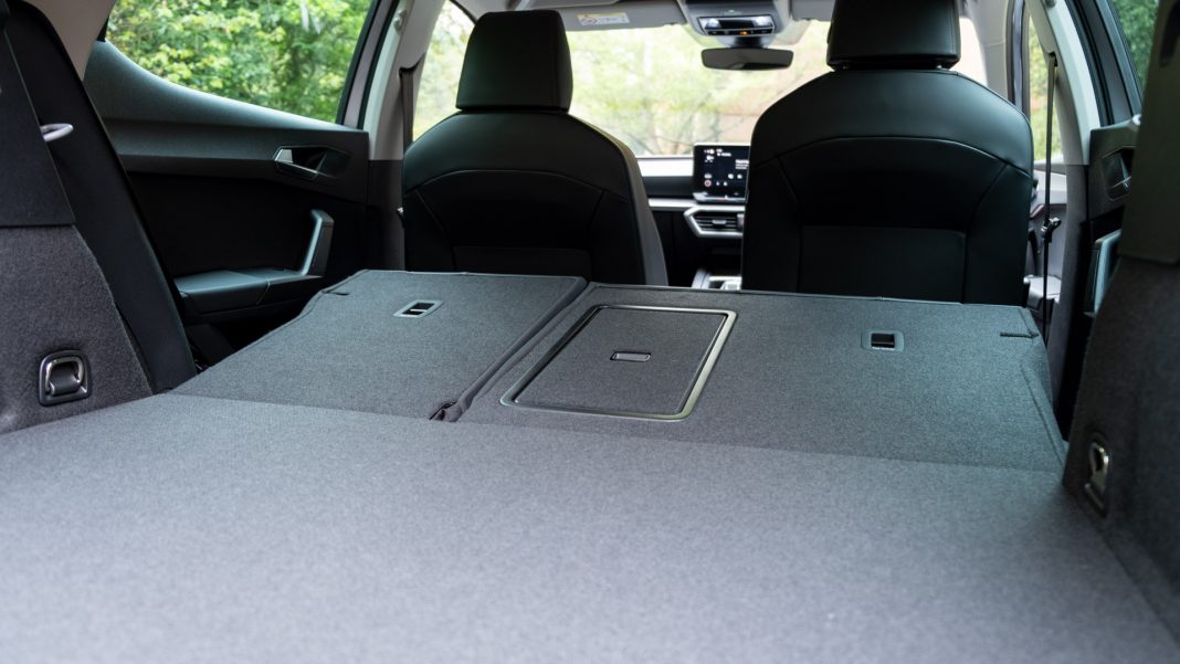 Seat Leon e-Hybrid loading bay