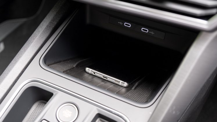 Seat Leon e-Hybrid phone charge