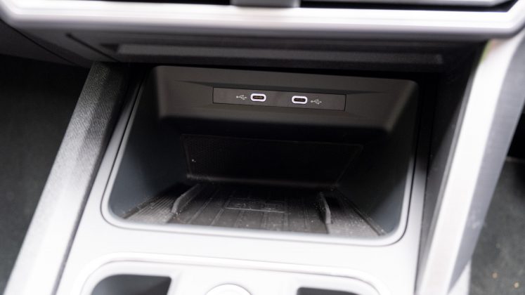 Seat Leon e-Hybrid phone charging