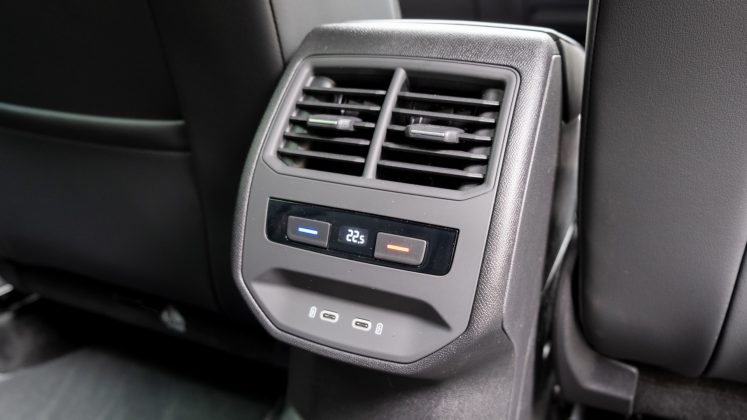 Seat Leon e-Hybrid rear USB