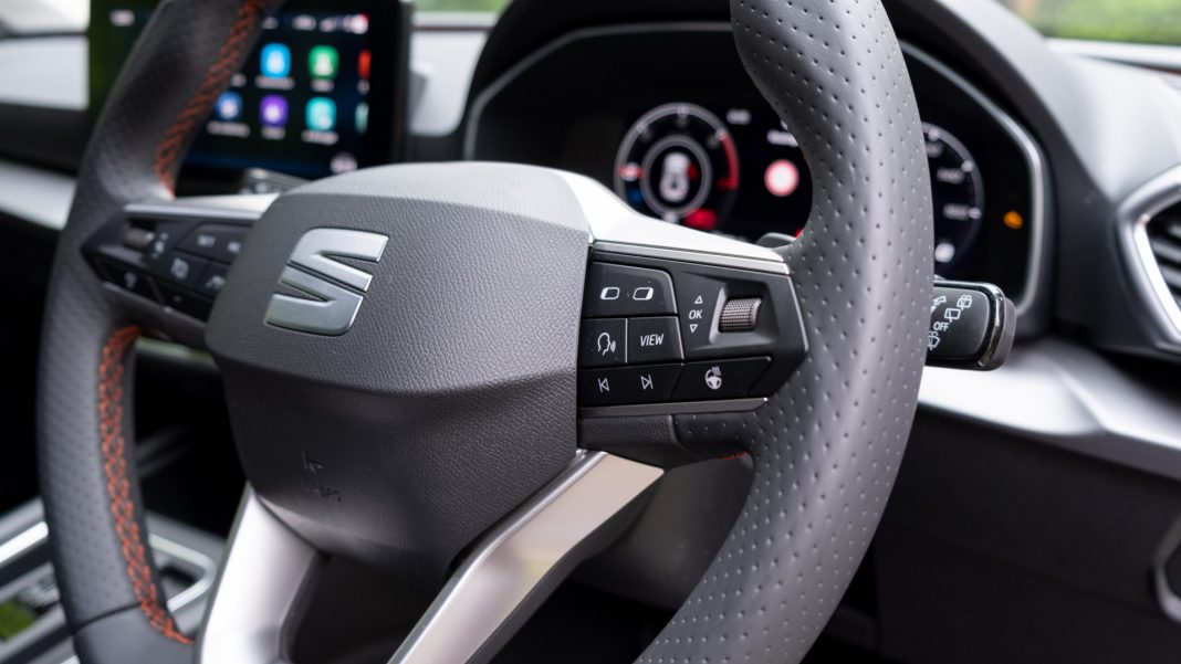 Seat Leon e-Hybrid steering buttons