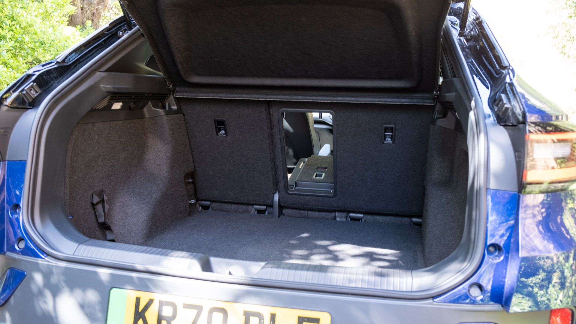 Volkswagen ID.4 rear middle seat down