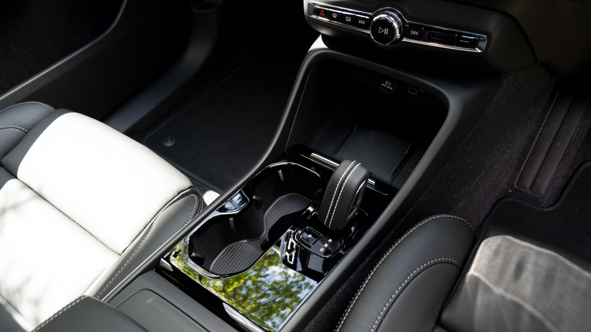 Volvo XC40 Recharge Twin centre console