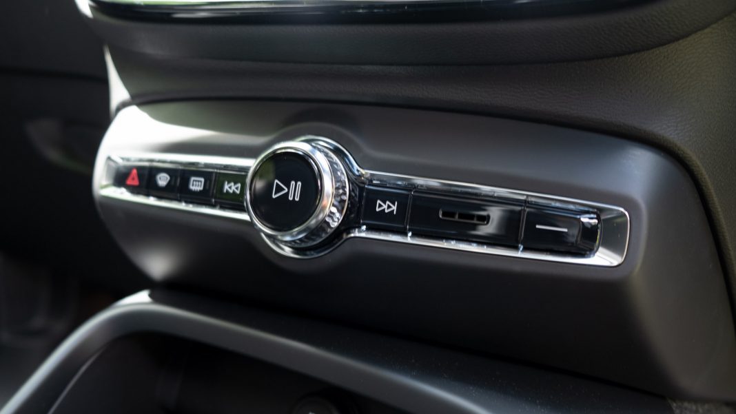 Volvo XC40 Recharge Twin media controls